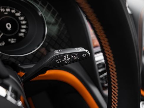 Used 2025 Bentley Bentayga image 11