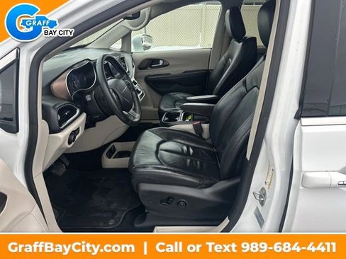 Used 2017 Chrysler Pacifica Touring-L w/ Tire & Wheel Group image 8