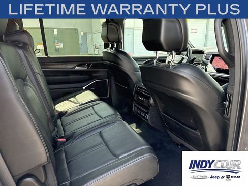 Used 2023 Jeep Wagoneer Series III w/ Preferred Equipment Group AWD/4WD image 13