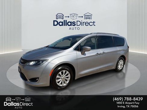 Used 2018 Chrysler Pacifica Touring-L FWD image 1