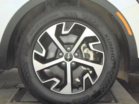 Certified 2025 Kia Sportage EX FWD image 8