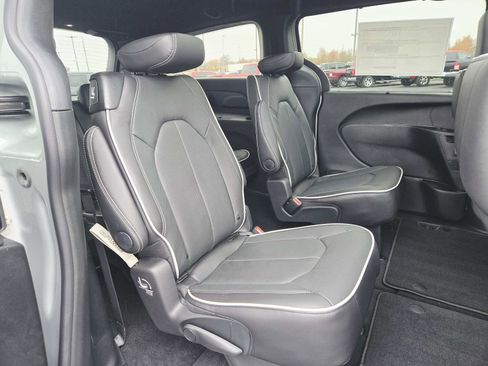 New 2026 Chrysler Pacifica Limited w/ S Appearance Package image 17
