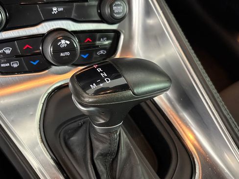 Used 2015 Dodge Challenger SXT image 21