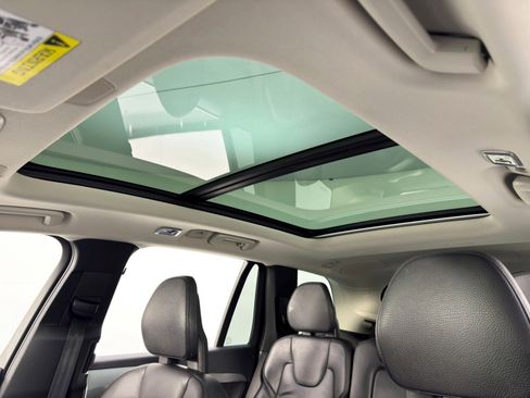 Used 2018 Volvo XC90 T8 Momentum w/ Convenience Package image 11