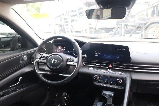 Used 2025 Hyundai Elantra SEL FWD image 21
