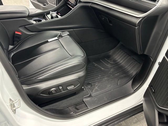 Used 2024 Jeep Grand Cherokee Limited w/ Black Appearance Package AWD/4WD image 37