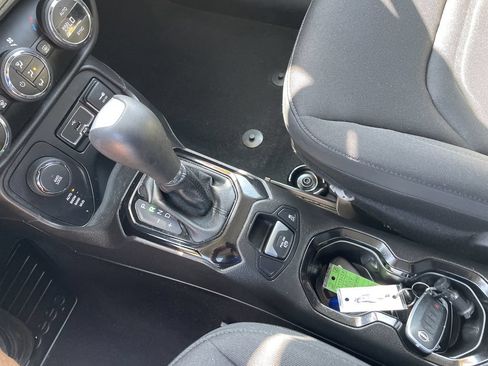 Used 2017 Jeep Renegade Altitude AWD/4WD image 21