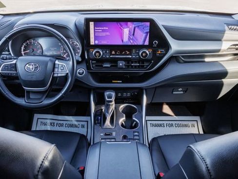 Used 2024 Toyota Highlander XLE AWD/4WD image 22