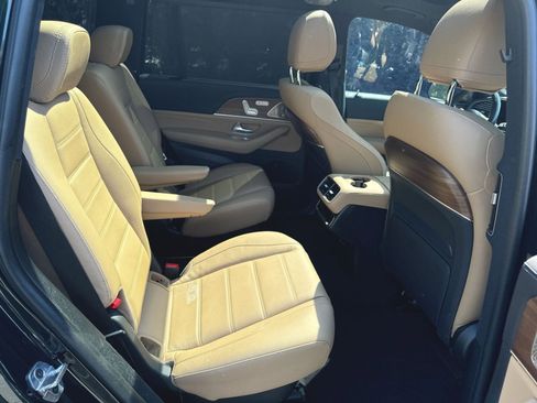 Used 2024 Mercedes-Benz GLS 450 4MATIC image 32
