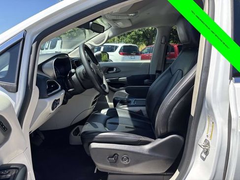 Used 2023 Chrysler Pacifica Touring-L FWD image 3