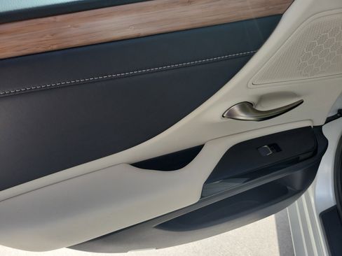 Used 2024 Lexus ES 250 w/ Premium Package image 12