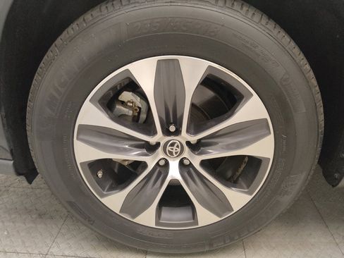 Used 2021 Toyota Highlander XLE FWD image 31
