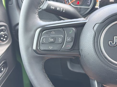 Used 2025 Jeep Gladiator Rubicon w/ Convenience Group AWD/4WD image 19