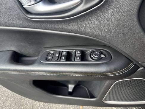 Used 2018 Jeep Compass Latitude FWD image 26