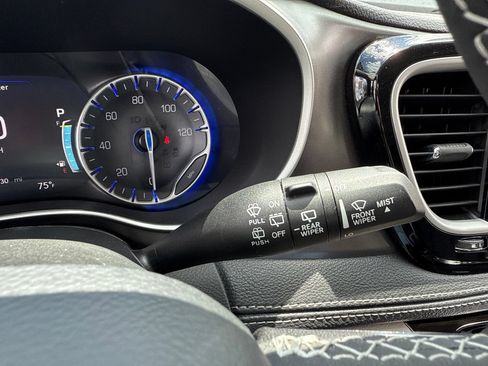 Used 2024 Chrysler Pacifica Touring-L AWD/4WD image 28