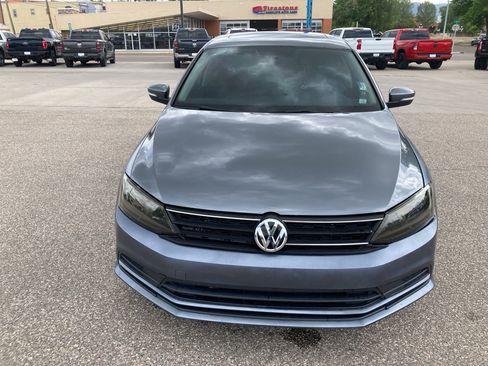Used 2017 Volkswagen Jetta SE FWD image 3