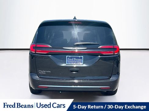 Used 2023 Chrysler Pacifica Touring-L FWD image 8