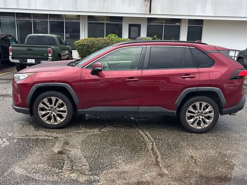 Used 2019 Toyota RAV4 XLE Premium FWD image 4