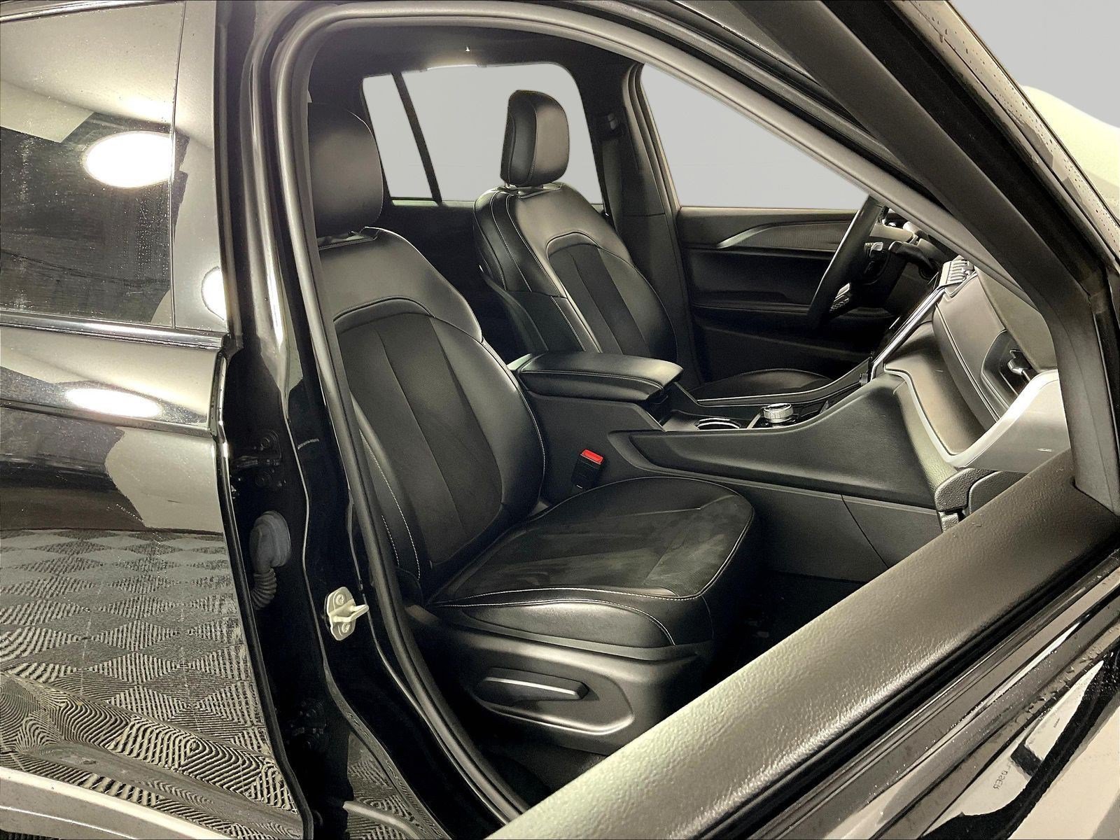 Used 2023 Jeep Grand Cherokee Altitude AWD/4WD image 29