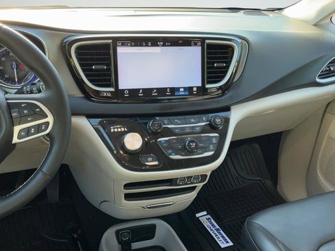 Used 2023 Chrysler Pacifica Touring-L image 16
