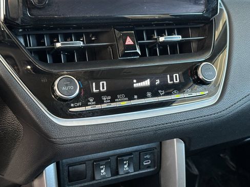 Used 2024 Toyota Corolla Cross XLE FWD image 18