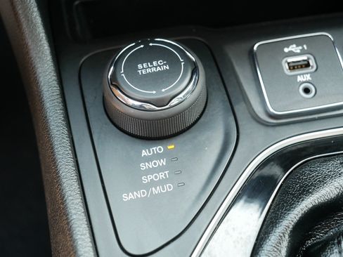 Used 2019 Jeep Cherokee Limited AWD/4WD image 32
