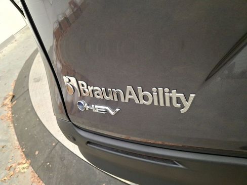 Used 2025 Toyota Sienna XLE image 24