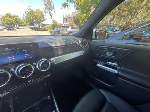 Used 2025 Mercedes-Benz GLB 250 image 36