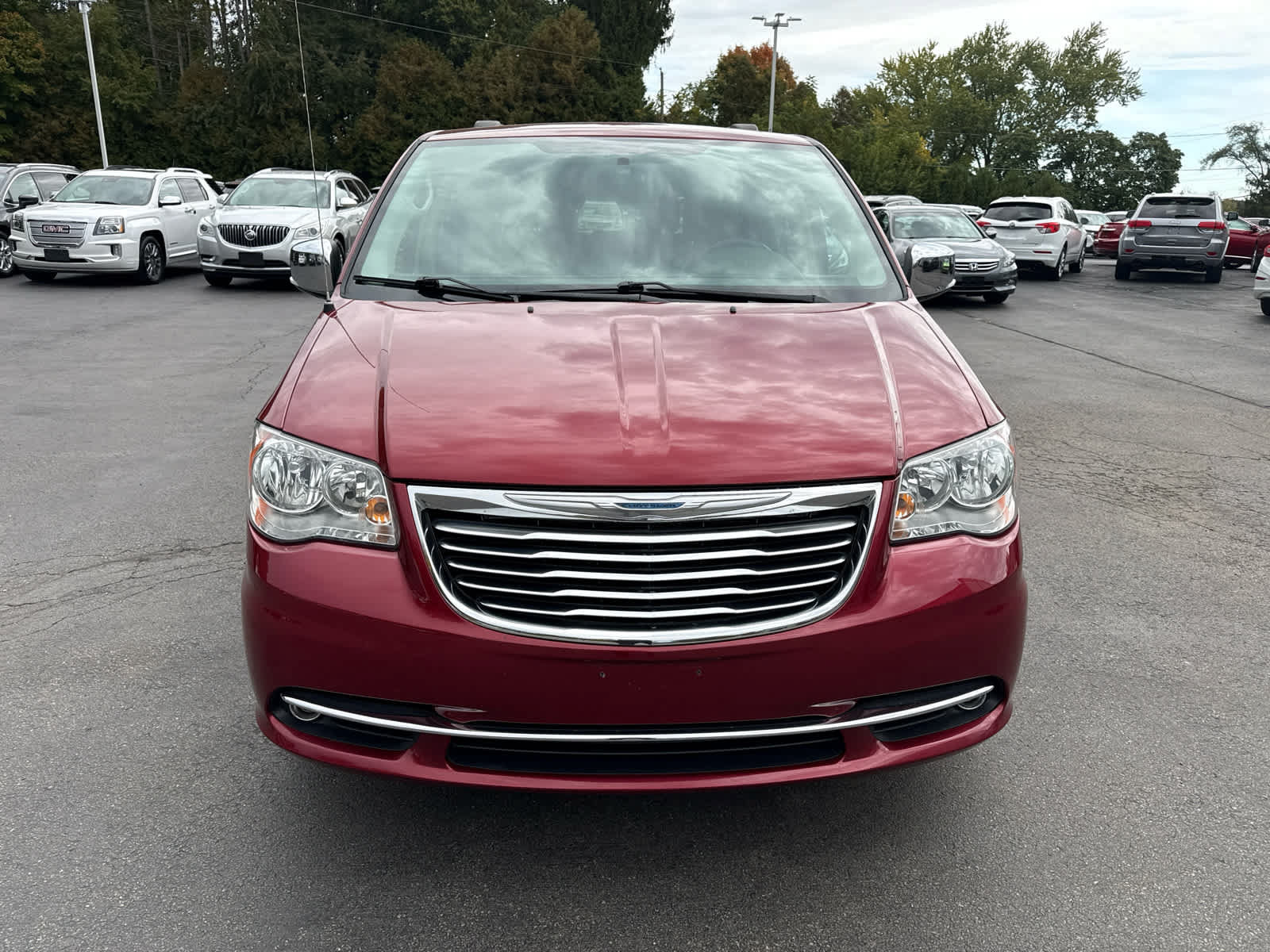 Used 2015 Chrysler Town & Country Touring-L w/ Driver Convenience Group FWD image 8
