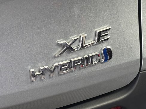 Used 2021 Toyota Sienna XLE image 19