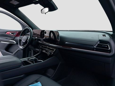 Used 2024 Chevrolet Traverse Z71 image 5