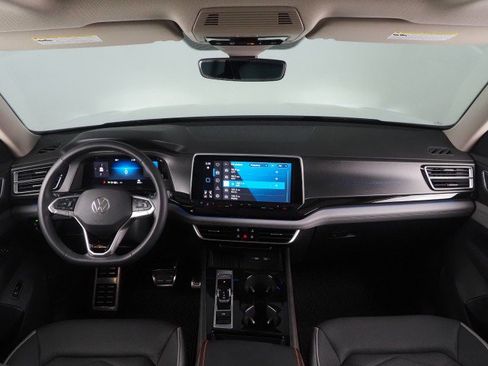 Used 2025 Volkswagen Atlas Peak Edition image 3