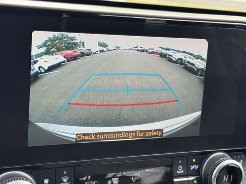 Used 2024 Toyota Highlander XLE FWD image 4