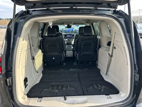 Used 2022 Chrysler Pacifica Touring-L image 45