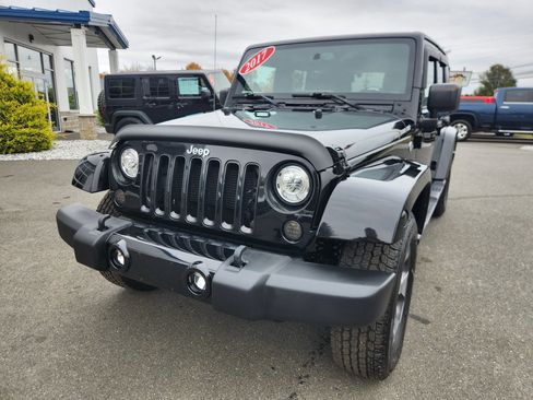 Used 2017 Jeep Wrangler Unlimited Sahara w/ Connectivity Group image 4