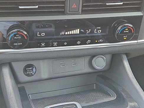 Used 2025 Nissan Rogue SV FWD image 16