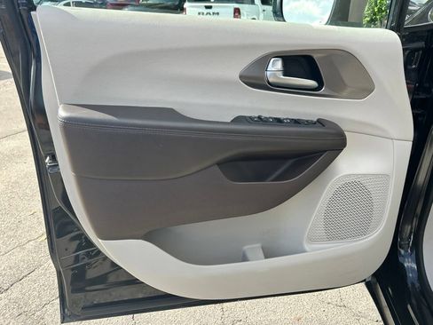 Used 2018 Chrysler Pacifica Touring-L FWD image 33