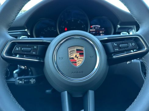 Used 2025 Porsche Macan Base image 24