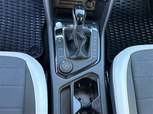 Certified 2025 Volkswagen Taos SE w/ Panoramic Sunroof Package image 18