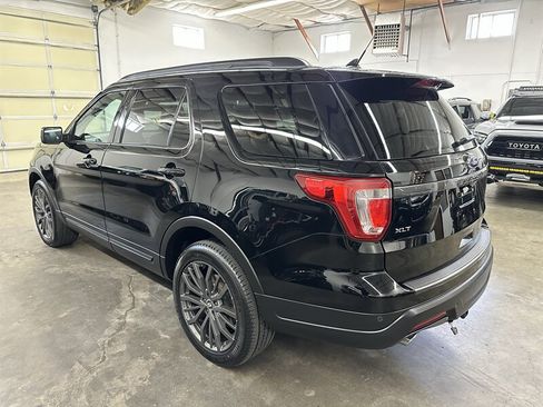 Used 2018 Ford Explorer XLT w/ XLT Appearance Package AWD/4WD image 5