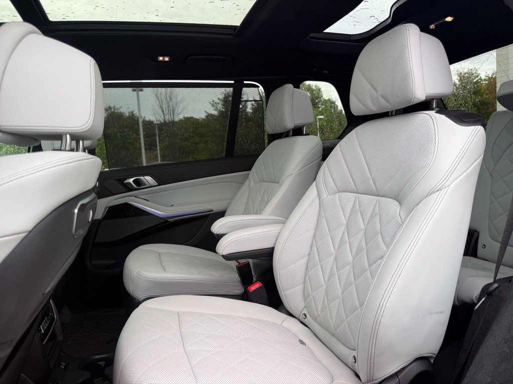 Used 2024 BMW X7 xDrive40i w/ M Sport Package AWD/4WD image 9