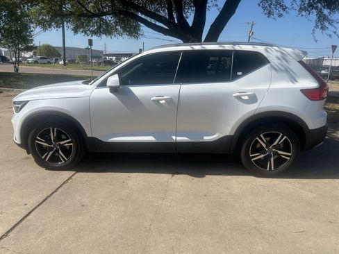 Certified 2025 Volvo XC40 B5 Core image 3