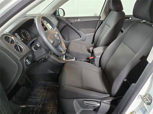 Used 2017 Volkswagen Tiguan S image 13