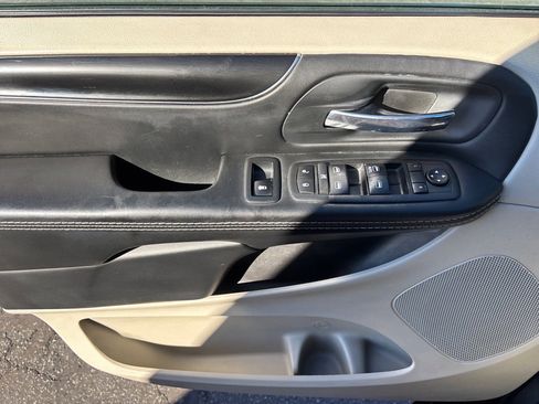 Used 2017 Dodge Grand Caravan SXT image 38