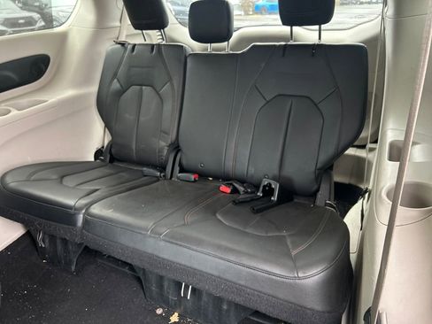 Used 2017 Chrysler Pacifica Touring-L Plus image 27