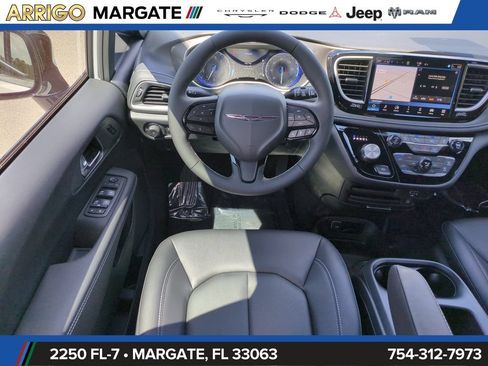 New 2026 Chrysler Pacifica Select FWD image 17