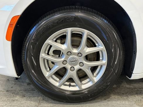 Used 2025 Chrysler Pacifica Select FWD image 10