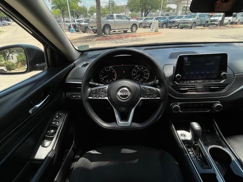 Used 2024 Nissan Altima 2.5 SV FWD image 12