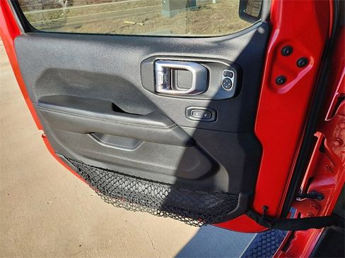 Used 2018 Jeep Wrangler Unlimited Sahara image 13