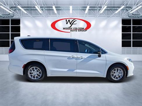 New 2026 Chrysler Pacifica Select FWD image 2